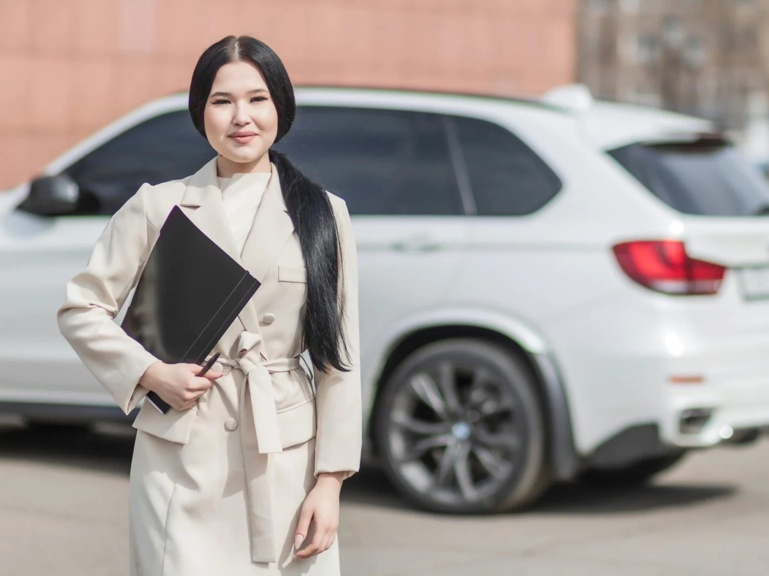 A knowledgeable auto insurance lawyer reviewing documents with a client to resolve an insurance claim